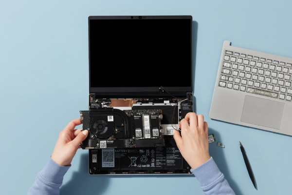 Teknisi Laptop Profesional